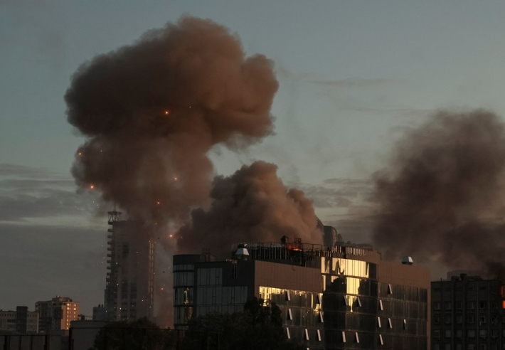 지난 17일(현지시간) 우크라이나 키이우에서 러시아군 드론 공격으로 인한 연기가 피어오르고 있다. 우크라이나 당국은 해당 드론이 이란산 군사용 드론(UAV·무인항공기) 샤헤드-136인 것으로 추정하고 있다. 연합뉴스