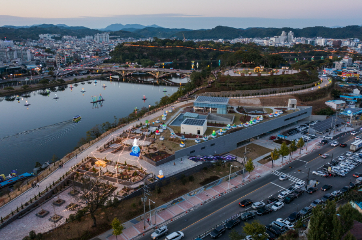 진주 소망진산 유등테마공원. 진주시청 제공