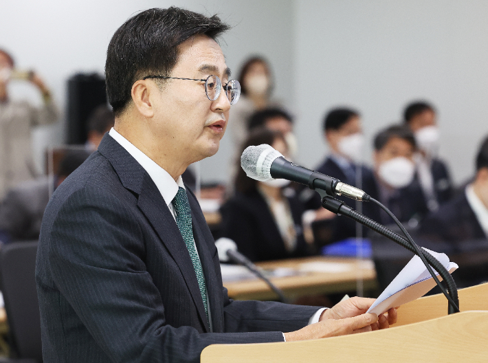 김동연 경기도지사가 18일 오전 경기도 수원시 영통구 경기도청에서 열린 국회 행정안전위원회의 경기도에 대한 국정감사에서 인사말을 하고 있다. 연합뉴스