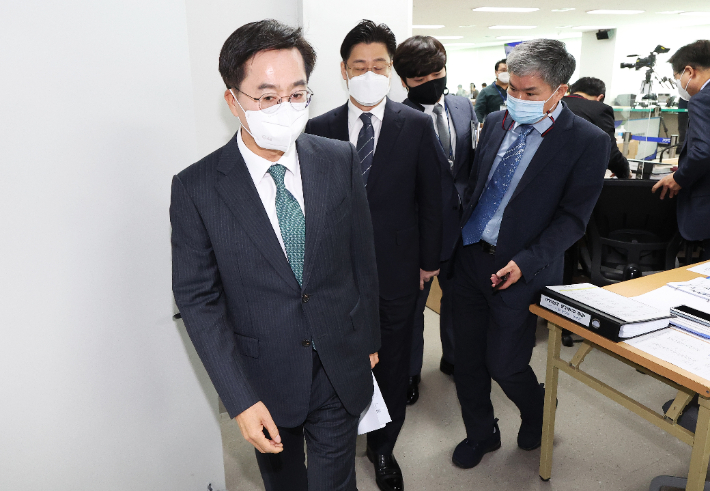 김동연 경기도지사가 18일 오전 경기도 수원시 영통구 경기도청에서 열린 국회 행정안전위원회의 경기도에 대한 국정감사가 정회되자 국감장을 나가고 있다. 연합뉴스