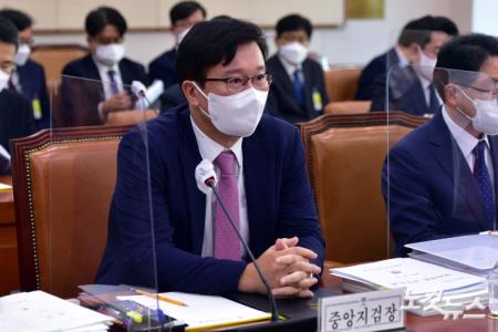 18일 서울 여의도 국회에서 열린 법제사법위원회의 서울고등검찰청·수원고등검찰청·서울중앙지방검찰청 등에 대한 국정감사에서 송경호 서울중앙지검장이 질의를 받고 있다.