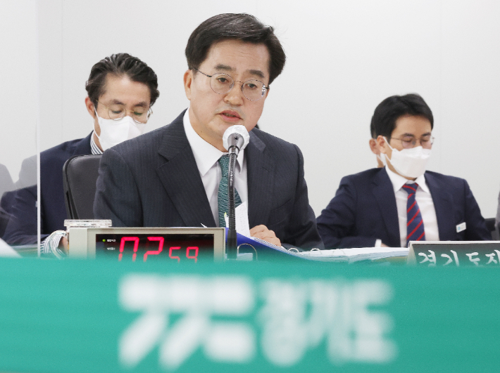 김동연 경기도지사가 18일 오전 경기도 수원시 영통구 경기도청에서 열린 국회 행정안전위원회의 경기도에 대한 국정감사에서 의원 질의에 답변하고 있다. 연합뉴스