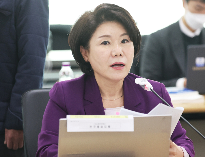 18일 오전 경기도 수원시 영통구 경기도청에서 열린 국회 행정안전위원회의 경기도에 대한 국정감사에서 국민의힘 조은희 의원이 발언하고 있다. 연합뉴스
