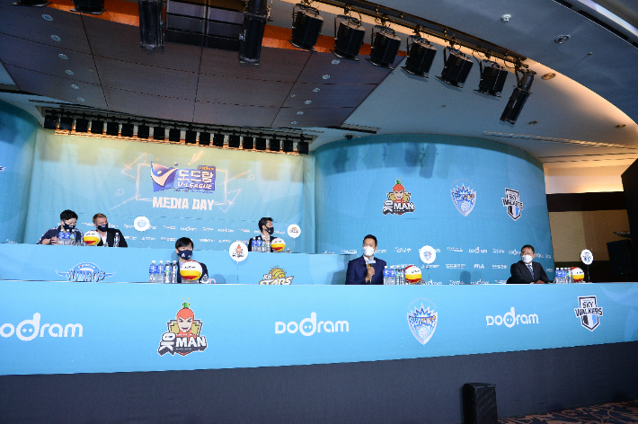 미디어데이 행사에 참여한 V-리그 남자부 7개 구단 감독들. 한국배구연맹