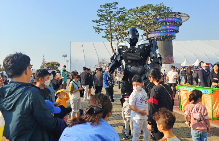 e모빌리티 액스포 부대행사장을 찾은 관람객들. 전라남도 제공