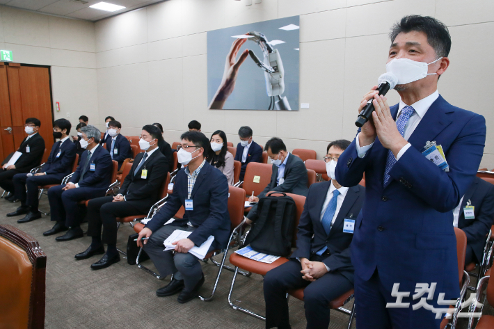 김범수 카카오 의장이 지난해 10월 21일 국회에서 열린 과학기술정보방송통신위원회의 방송통신위원회 소관 감사대상기관 종합감사에 출석해 의원질의에 답하고 있다. 윤창원 기자