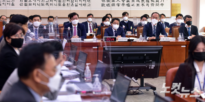 18일 서울 여의도 국회에서 법제사법위원회의 서울고등검찰청·수원고등검찰청·서울중앙지방검찰청 등에 대한 국정감사가 열리고 있다. 윤창원 기자