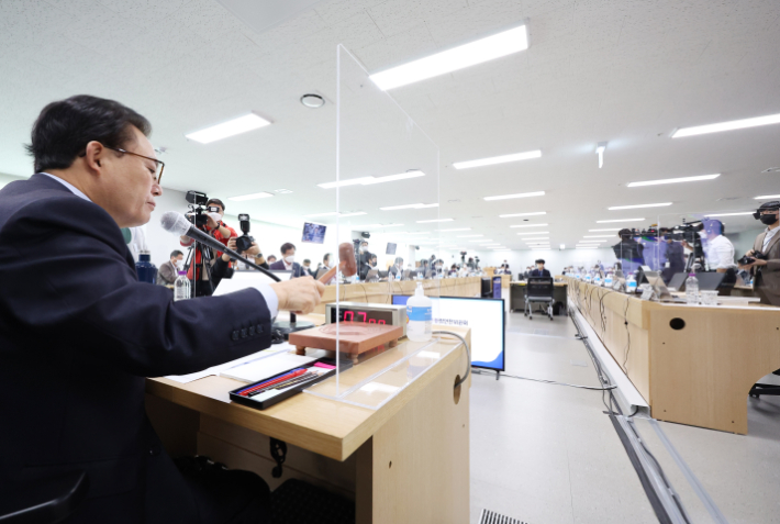 18일 경기도 수원시 영통구 경기도청에서 열린 국회 행정안전위원회의 경기도에 대한 국정감사가 정회되는 모습. 연합뉴스
