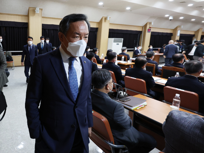 18일 오후 경기도 수원시 경기남부경찰청에서 열린 국회 행정안전위원회의 경기남부경찰청ㆍ경기북부경찰청에 대한 국정감사에서 더불어민주당 의원들이 이채익 위원장의 발언 등에 항의하며 퇴장하고 있다. 연합뉴스