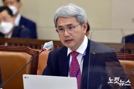 의원 질의에 답변하는 윤희성 한국수출입은행장