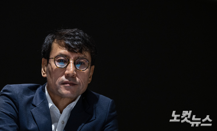 카카오 홍은택 각자대표가 19일 오전 경기도 성남시 판교 카카오 아지트에서 열린 '데이터센터 화재로 인한 장애' 관련 대국민 기자회견 도중 취재진 질문을 듣고 있다. 황진환 기자