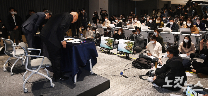 남궁훈(오른쪽)·홍은택 카카오 각자대표가 19일 경기 성남시 카카오판교아지트에서 데이터 센터 화재로 인한 대규모 먹통 사태와 관련해 대국민 사과를 하고 있다. 황진환 기자