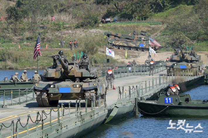 부교 건너는 K2 전차