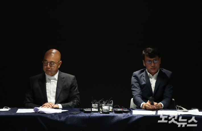 남궁훈, 홍은택(오른쪽) 카카오 대표가 19일 경기도 성남시 판교 카카오아지트에서 대국민 사과 기자회견을 열고 있다. 황진환 기자