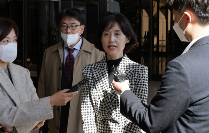 박은정 전 법무부 감찰담당관(현 광주지검 중요경제범죄조사단 부장검사)이 19일 오후 서울 서초동 중앙지검으로 향하며 취재진 질문에 답하고 있다. 연합뉴스