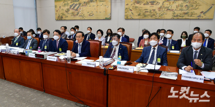 19일 서울 여의도 국회에서 열린 교육위원회의 국립대학법인 서울대학교, 인천대학교, 한국방송통신대학교 등에 대한 국정감사에서 오세정 서울대학교 총장이 의원 질의에 답변을 하고 있다. 윤창원 기자