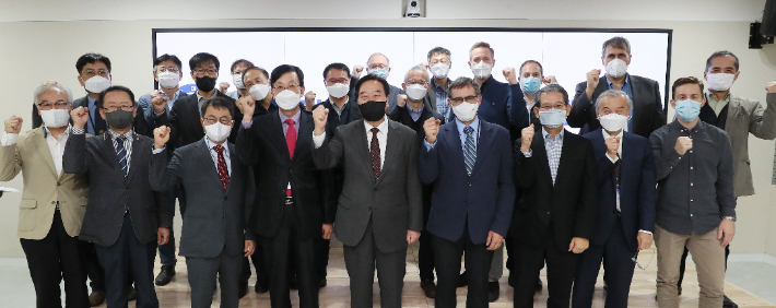 19일 우석대학교에서 열린 '제7회 수소연료전지 국제 콘퍼런스'에서 참가자들이 기념사진을 찍고 있다. 우석대 제공