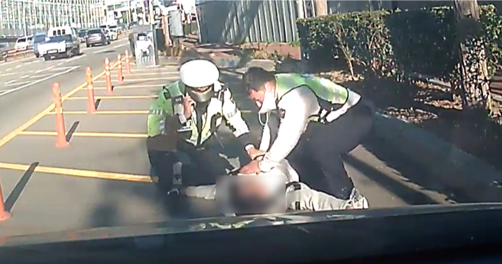 부산에서 의식을 잃고 쓰러진 운전자가 경찰의 빠른 대처로 회복했다. 부산경찰청 제공 영상 캡쳐