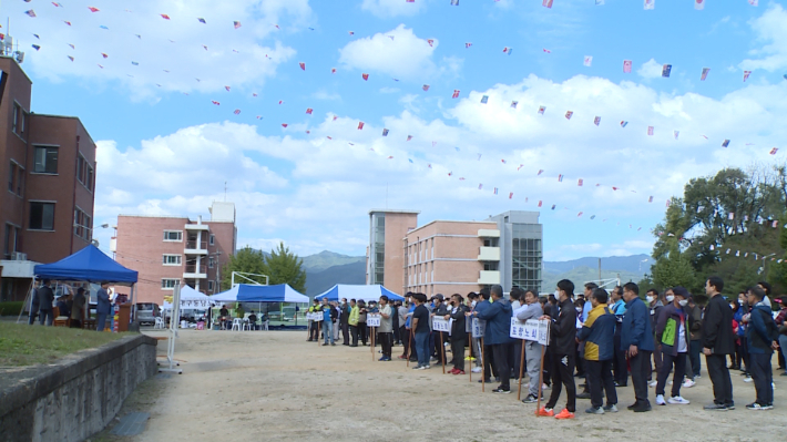 영남신학대학교가 총동문회 체육대회 및 제107회 총회장 취임감사예배를  영남신학대학교 대강당과 대운동장 일대에서 가졌다.