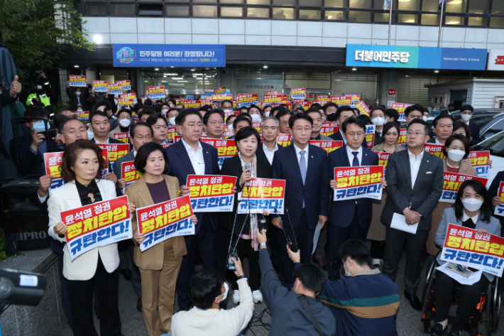 검찰의 압수수색 시도 규탄하는 민주당 의원들     (서울=연합뉴스) 백승렬 기자 = 더불어민주당 의원들이 19일 서울 여의도 중앙당사 앞에서 검찰의 민주연구원 압수수색 시도를 규탄하는 피켓팅을 하고 있다. 2022.10.19      srbaek@yna.co.kr (끝)   연합뉴스