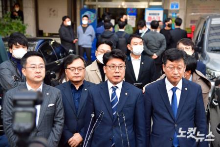 더불어민주당 진성준 원내수석부대표가 19일 서울 여의도 중앙당사 앞에서 검찰의 압수수색과 관련 브리핑을하며 국정감사 보이콧과 국회의원들을 당사에 집결하도록 지시했다"고 전했다.