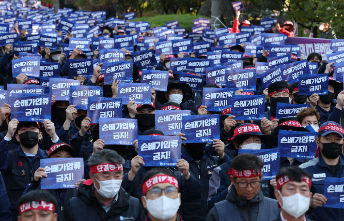 19일 오후 서울 여의도 국회 인근에서 전국금속노동조합원들이 노조법 2ㆍ3조 개정 등을 촉구하는 결의대회를 하고 있다. 연합뉴스