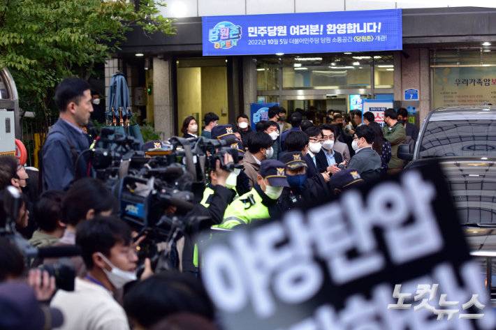 서울중앙지검 검사와 수사관들이 대장동·위례신도시 개발사업 특혜 의혹 사건과 관련해 19일 서울 여의도 더불어민주당 중앙당사 내 김용 민주연구원 부원장의 사무실 압수수색을 시도하며 당 관계자와 대치하고 있다. 윤창원 기자