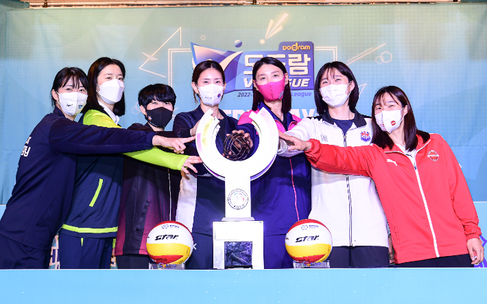 2022-2023시즌 프로배구 여자부 개막 미디어데이 종료 후 기념 촬영을 하고 있는 7개 구단 대표 선수들. 한국배구연맹