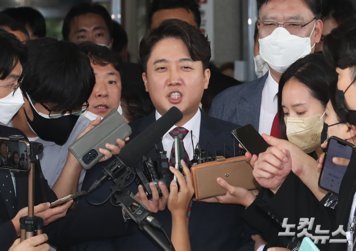 국민의힘 이준석 전 대표가 서울 양천구 서울남부지방법원에서 열린 국민의힘 당헌 효력 정지 가처분 심문을 마치고 법원을 나서며 취재진의 질문을 받고 있다. 국회사진취재단