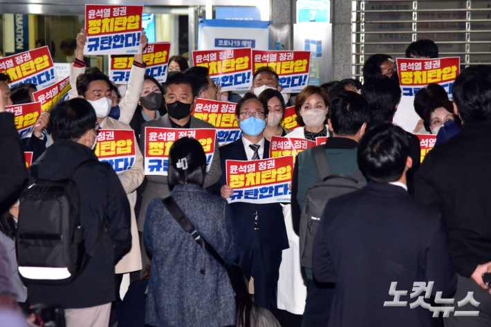 더불어민주당 의원들이 19일 서울 여의도 중앙당사 앞에서 민주연구원 압수수색에 나선 검찰 관계자들과 대치하고 있다. 윤창원 기자