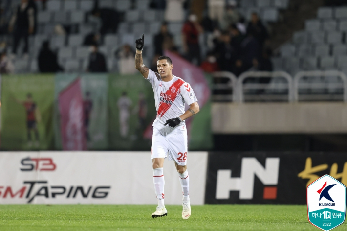 극장골을 터뜨린 경남FC 티아고. 한국프로축구연맹