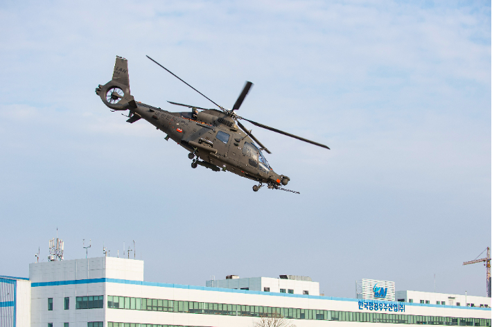  소형무장헬기(LAH) 기동비행. KAI 제공