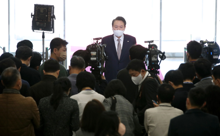 윤석열 대통령이 20일 오전 서울 용산 대통령실 청사로 출근, 취재진의 질문에 답하고 있다. 연합뉴스