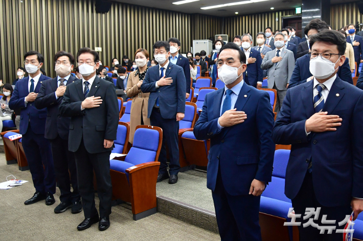 더불어민주당 이재명 대표와 의원들이 20일 서울 여의도 국회에서 열린 비상의원총회에서 국민의례를 하고 있다. 윤창원 기자