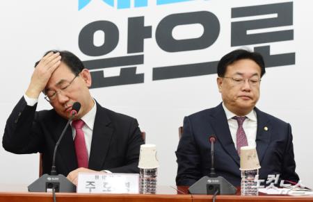 머리 쓸어넘기는 주호영 원내대표