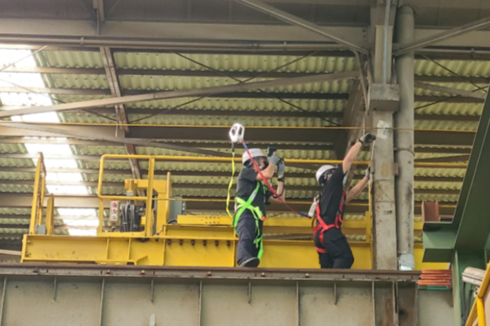 지난 9월 16일 현대비앤지스틸 사내에서 크레인 점검 작업 중 협착사고가 발생해 협력업체 50대 노동자 1명이 숨지고 1명이 부상을 입어 고용노동부 등이 현장 조사를 하고 있는 모습. 민주노총 경남본부 제공 