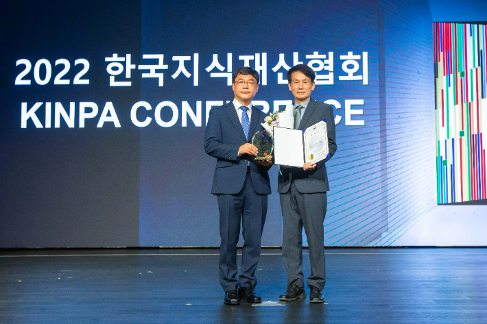 류동현(왼쪽) 특허청 차장과 최원호 ㈜효성 중공업연구소장이 '2022 지식재산경영기업상 시상식'에서 기념촬영을 하고 있다. 효성 제공