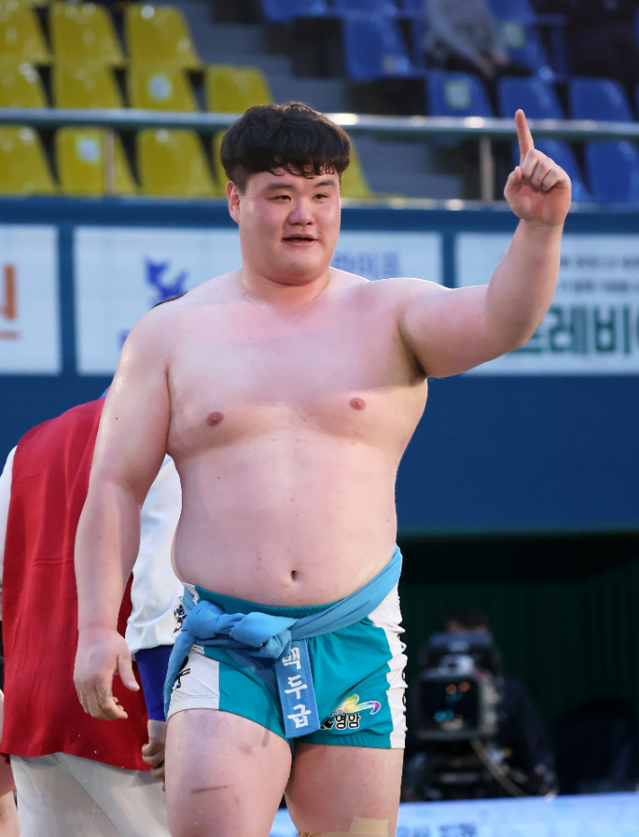 장성우가 19일 '위더스제약 2022 민속씨름 안산김흥도장사씨름대회' 백두장사에 오른 뒤 세리머니를 펼치는 모습. 안산=대한씨름협회