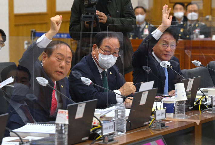 20일 오후 충남 계룡대 육군본부에서 열린 국회 국방위원회 육군 국정감사장에서 국민의힘 임병헌 의원과 정의당 배진교 의원이 발언을 하고자 손을 들고 있다. 연합뉴스