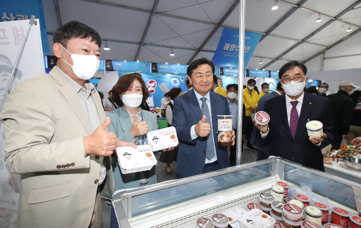 김관영 전북지사(왼쪽 세 번째)가 20일 제20회 전주국제발효식품엑스포 개막식을 찾아 전북 농식품을 홍보하고 있다. 전북도 제공