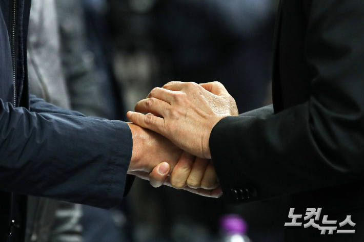 사과와 위로의 인사. 황진환 기자