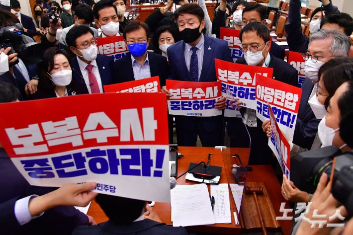 20일 서울 여의도 국회에서 법제사법위원회의 대검찰청 국정감사를 김도읍 위원장이 개회를 선언하고 감사를 강행하자 이에 반발한 더불어민주당 기동민 간사와 의원들과 제지하는 국민의힘 의원들이 위원장을 둘러싸고 설전을 벌이고 있다. 윤창원 기자