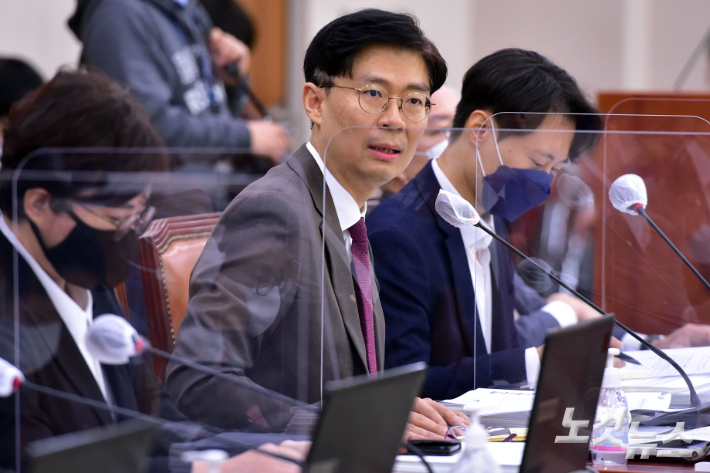 18일 서울 여의도 국회에서 열린 법제사법위원회의 서울고등검찰청·수원고등검찰청·서울중앙지방검찰청 등에 대한 국정감사에서 시대전환 조정훈 의원이 더불어민주당 기동민 의원과 김정은 북한 국무위원장에 대한 '최고 존엄인가 하는 사람' 표현을 두고 설전을 벌이고 있다. 윤창원 기자