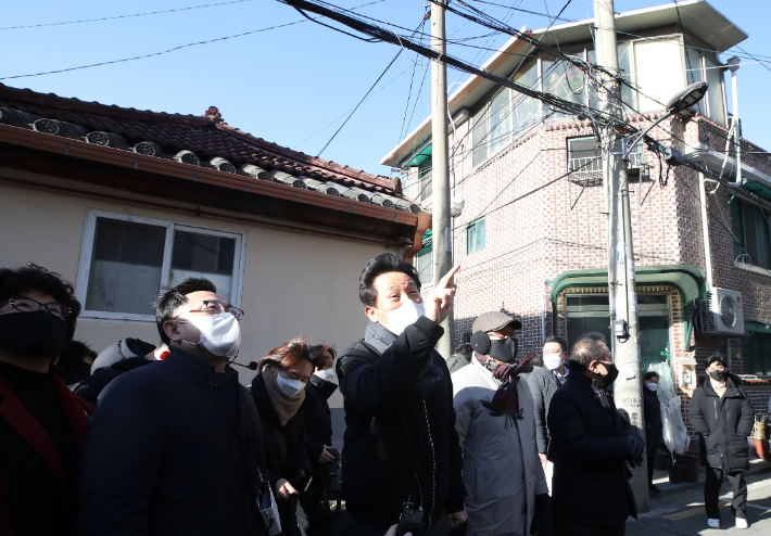 오세훈 서울시장이 1월 13일 오후 서울 강북구 번동 '모아주택' 개발 시범 계획지를 방문해 둘러보고 있다. 연합뉴스