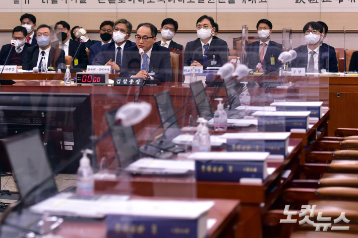 20일 서울 여의도 국회에서 열린 법제사법위원회의 대검찰청에 대한 국정감사에 더불어민주당 의원들이 불참한 가운데 이원석 검찰총장이 의원 질의에 답변을 하고 있다. 윤창원 기자