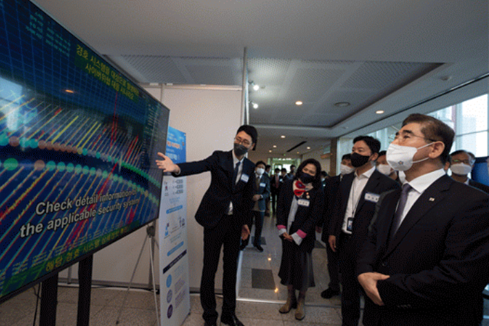 김용현 경호처장(오른쪽 첫 번째)이 세미나와 함께 개최된 안티드론·AI 과학경호 관련 장비 전시회장에서 참석 업체의 설명을 듣고 있다. 경호처 제공