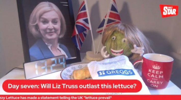 영국 데일리 스타의 유튜브 영상. 리즈 트러스 총리 사진(왼쪽)과 그녀의 헤어 스타일 가발을 쓴 젖은 상추를 14일부터 생중계해왔다. 자막은 '7일째: 리즈 트러스가 이 상추보다 오래갈까?'이다. 데일리 스타 캡처