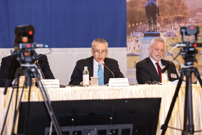 20일 오전 필립 골드버그 주한미국대사가 서울 영등포구 전국경제인연합회(전경련) 컨퍼런스센터에서 열린 제34차 한미재계총회에서 조태용 주미한국대사와 화상으로 대화하고 있다. 연합뉴스