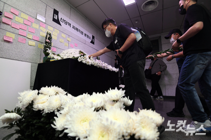 서울교통공사노동조합원들이 9월 23일 오전 서울시청 앞에서 '신당역 참사 재발 방지 촉구 추모문화제' 를 마친 뒤 시청역에 마련된 신당역 피해 직원 분향소에 헌화하고 있다. 황진환 기자