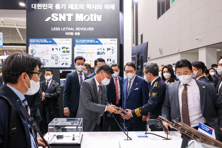 왼쪽부터 최광영 SNT모티브 대표이사, 윤석열 대통령, 윤희근 경찰청장, 김건희 여사. SNT모티브 제공